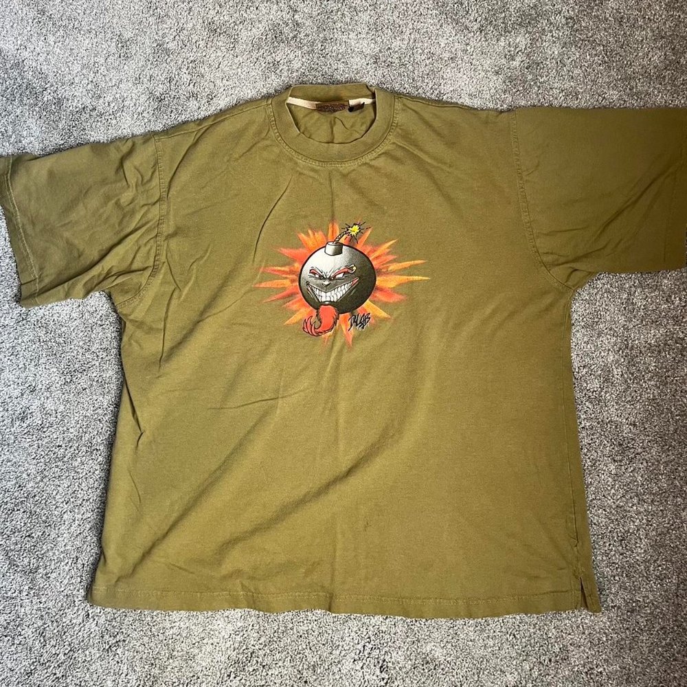 Cool skater/y2k bomb graphic tee‼️